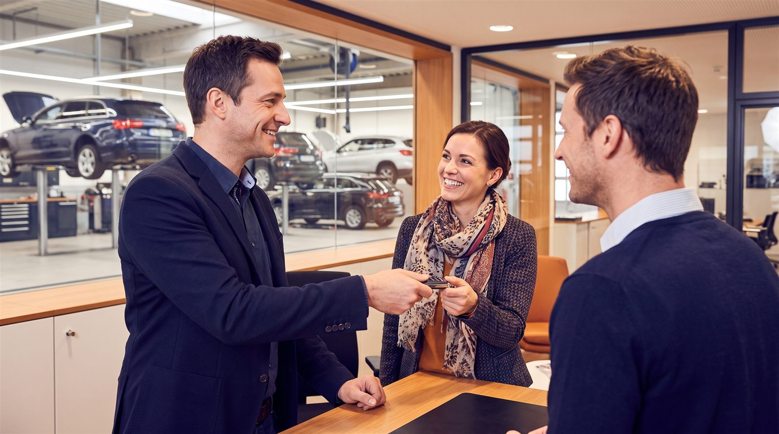Serviceberater übergibt einem Kunden die Autoschlüssel an der Werkstatt-Annahme